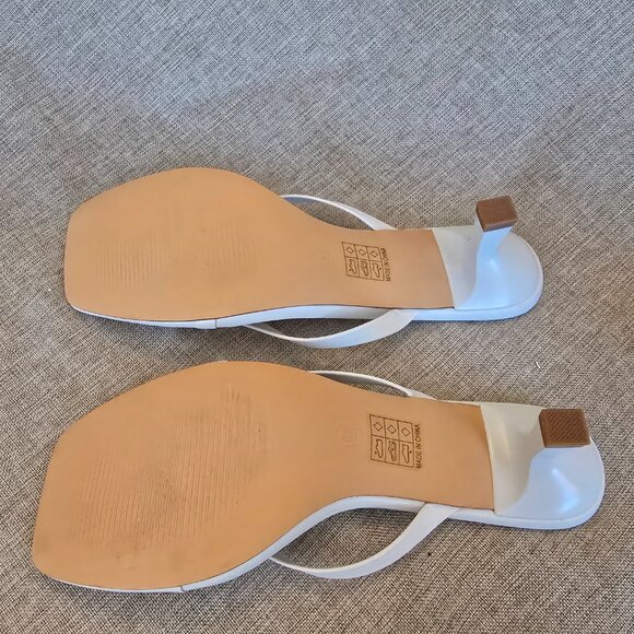 Women's White Thong Flip Flop Sandals with Kitten Heel, Size 9.5 - Picture 5 of 5